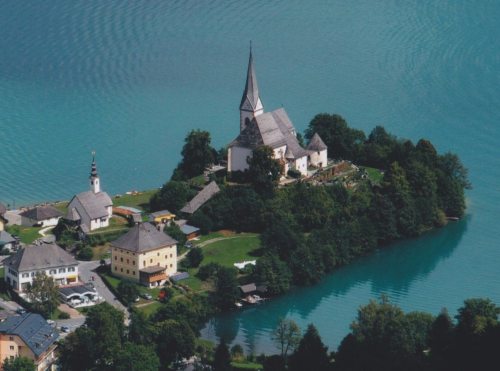 Halbinsel Maria Wörth mit Pfarrkirche Maria Himmelfahrt und St. Primus/St. Felizian, Rosenkranzkirche und Pfarrhof