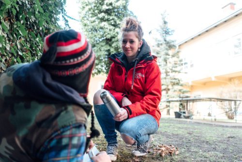 Caritas-Mitarbeiterin Simone Wulz bei einem Einsatz. Damit die Hilfskette für obdachlose Menschen in Gang kommen kann, bedarf es eines Telefondienstes.