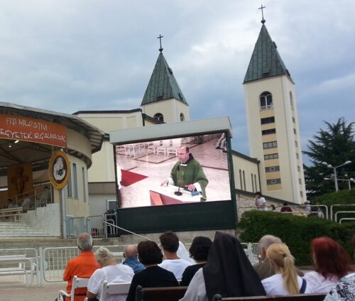 Medjugorje: im Hintergrund die St. Jakob-Kirche (Bild: Pfarrarchiv St. Stefan). Medjugorje: im Hintergrund die St. Jakob-Kirche (Bild: Pfarrarchiv St. Stefan).