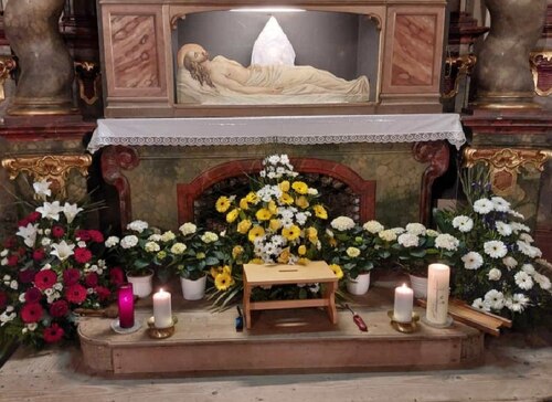 Das heilige Grab mit wunderschönen Blumenschmuck in der Pfarrkirche Köttmannsdorf.<br />
Foto: Marko M.