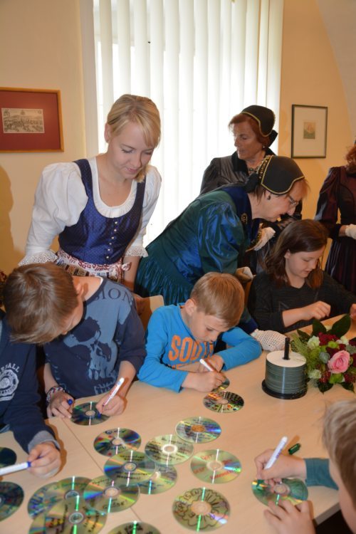 Mehrere Generationen gestalteten die „Pforte der Barmherzigkeit“ in St. Andrä mit. (© Foto: Stadtpfarre St. Andrä )