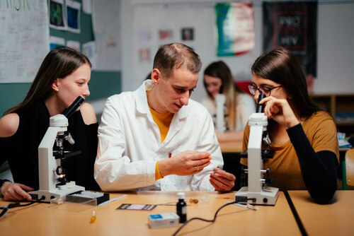 Die Schulen in kirchlicher Trägerschaft bieten den Kindern und Jugendlichen ein breites pädagogisches Spektrum. (Im Bild: Chemie-Unterricht an der HLW des Caritasverbandes Kärnten)<br />
Foto: Caritas/Gollner