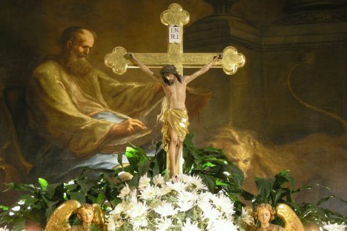 Hochaltarkreuz in der Markuskirche Wolfsberg, im Hintergrund das Altarbild mit dem Hl. Markus. (© Foto: Mag. Bernhard Wagner) Hochaltarkreuz in der Markuskirche Wolfsberg, im Hintergrund das Altarbild mit dem Hl. Markus. (© Foto: Mag. Bernhard Wagner)