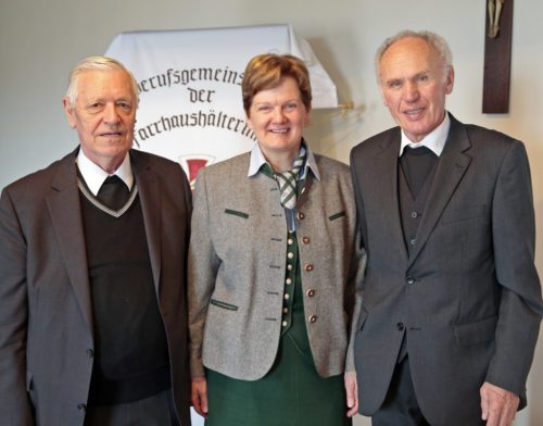 Marianne Forcher, seit 40 Jahren Pfarrhaushälterin bei Pfarrer Hörner (im Bild mit dem Geistlichen Assistenten der Berufsgemeinschaft der Pfarrhaushälterinnen Geistl. Rat Stanislaus Trap, r.)  (© Foto: Pressestelle/Eggenberger )