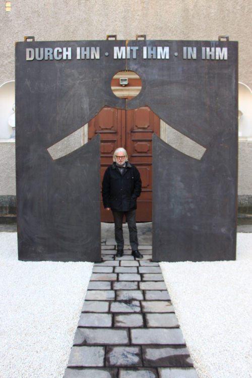 Werner Hofmeister und die “Pforte der Barmherzigkeit“ bei der Klagenfurter Domkirche (© Foto: Peter Allmaier / Dompfarre)