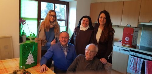 Weihnachtsbesuch bei Pfarrer Eduard Hohenwarter:<br />
Schwester Regina, PGR-Obmann Gerhard Hoffer mit Tochter Anna (links) und Pflegerin Tina (rechts)
