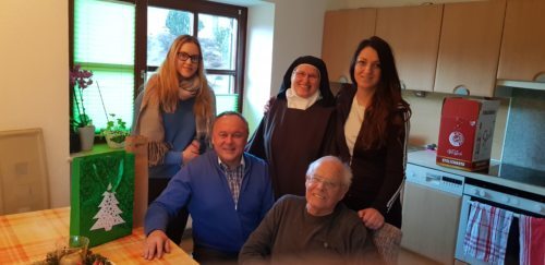 Weihnachtsbesuch bei Pfarrer Eduard Hohenwarter:<br />
Schwester Regina, PGR-Obmann Gerhard Hoffer mit Tochter Anna (links) und Pflegerin Tina (rechts)