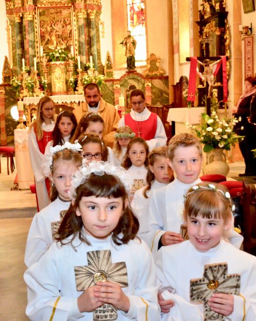 Erstkommunionkinder beim Auszug mit den selbst gefertigten Tonkreuzen. (© Foto: Leopold Salcher) Erstkommunionkinder beim Auszug mit den selbst gefertigten Tonkreuzen. (© Foto: Leopold Salcher)