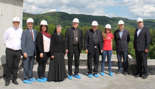 Bischof Schwarz und Kardinal Puljic besichtigen mit der Kärntner Delegation und Vertretern der Erzdiözese Sarajewo das sich im Bau befindliche Altenheim in Kiseljak. (© Foto: Kurt Haber) Bischof Schwarz und Kardinal Puljic besichtigen mit der Kärntner Delegation und Vertretern der Erzdiözese Sarajewo das sich im Bau befindliche Altenheim in Kiseljak. (© Foto: Kurt Haber)