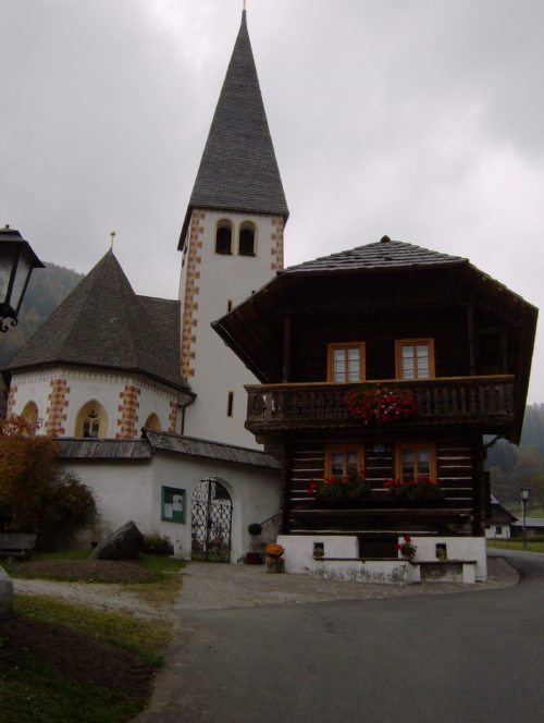 Kirche mit Pfarrhof (© Foto: archiv)