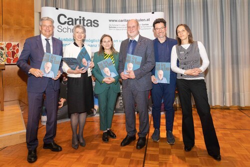 Freude über die Broschüre „Eine Ära geht zu Ende“ und das vielfältige Lob: Hude mit LH Peter Kaiser, Landeshauptmannstellvertreterin Gaby Schaunig, Nachfolgerin Ines Lackner, Caritasdirektor Ernst Sandriesser und die kaufmännische Geschäftsführerin der Caritas Marion Auer-Fercher.            Foto: Johannes Leitner/Caritas  