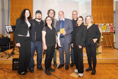 Eine Spieluhr als bleibende Erinnerung: der scheidende SOB-Direktor Wilfried Hude (5. v. li) mit Verena Hartlieb; Klaus Lippitsch; Nataša Konzilia; Georg Tkalec-Bekina; Edi Oraže, Gabriella Szabò und Sonja Koschier (von li) Foto: Johannes Leitner/Caritas