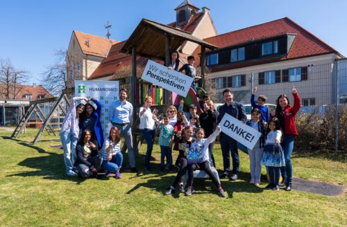 Kinder aus dem Lerncafé Siebenhügel, vlnr. Drin. Ruth Lechner, Maga. Ulrike Koscher-Preiss, Caritasdirektor Mag. Ernst Sandriesser, Maga. Roberta Striedinger (Caritas). Foto: Humanomed Kinder aus dem Lerncafé Siebenhügel, vlnr. Drin. Ruth Lechner, Maga. Ulrike Koscher-Preiss, Caritasdirektor Mag. Ernst Sandriesser, Maga. Roberta Striedinger (Caritas). Foto: Humanomed