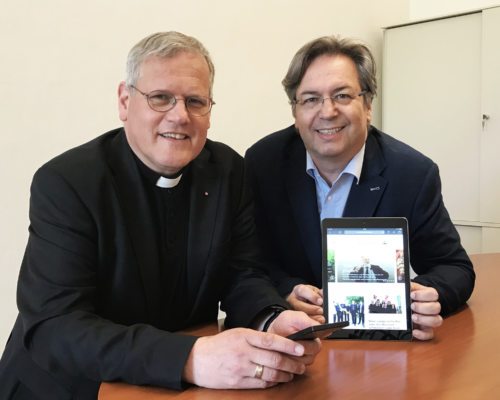 Freuen sich über die neue Diözesanwebsite: Internetchefredakteur Kronawetter (r.) und Ordinariatskanzler Jakob Ibounig als<br />
Herausgeber der Website. Foto: Pressestelle Freuen sich über die neue Diözesanwebsite: Internetchefredakteur Kronawetter (r.) und Ordinariatskanzler Jakob Ibounig als<br />
Herausgeber der Website. Foto: Pressestelle