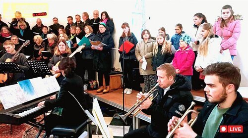Kirchenchor, Kinderkirchenchor und Musiker umrahmten den Festgottesdienst (Foto: © A-RTL Produktion)