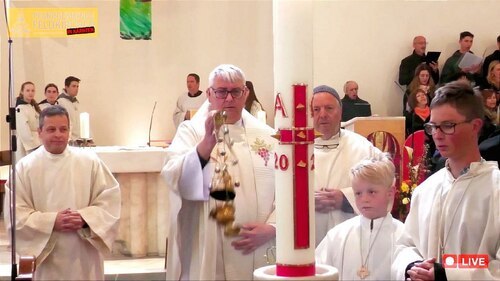 Bruder Wolfgang Gracher mit der “neuen“ Osterkerze! (© Livestream A-RTL Produktion)