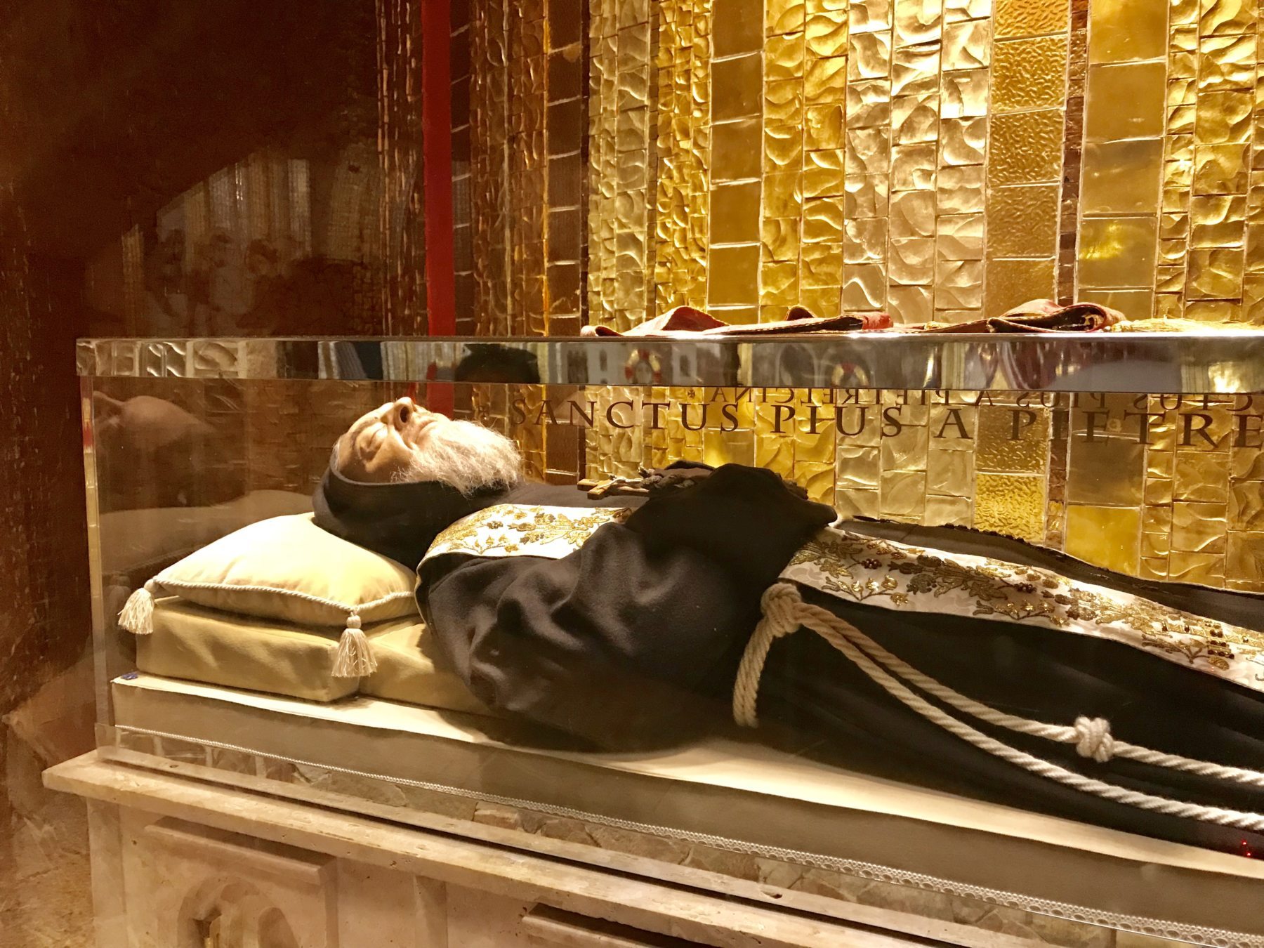 Gebet um einen neuen Bischof für die Diözese Gurk am Grab des Hl. Padre Pio