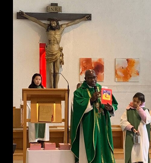 Die Kinderbibeln wurden von Dr. Mubiru<br />
gesegnet (Foto:Halyna Fito)