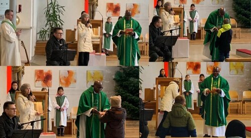 Pfarrer Charles Lwanga Mubiru übergab die gesegneten Kinderbibeln den Erstkommunionkindern (Foto: Halyna Fito)