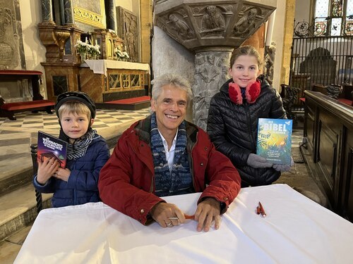 Ein wirklicher Freund der Kinder: Thomas Brezina mit zwei “Fans“, die um ein Autogramm baten