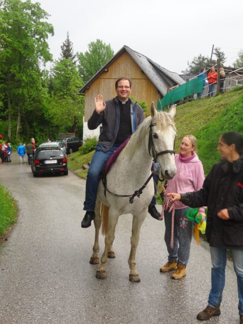 Unser Kaplan auf dem Pferd. (© Foto: Pfarre Maria Rain)