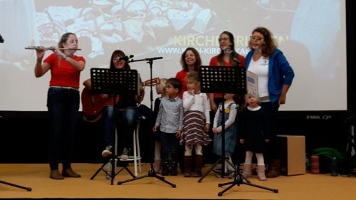 Mit einigen Kindern auf der Bühne der katholischen Kirche! 