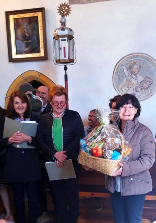 Kirchenchorsängerin Hanni Tschreschnig (Foto/slika: Pfarrarchiv Neuhaus-Suha) Kirchenchorsängerin Hanni Tschreschnig (Foto/slika: Pfarrarchiv Neuhaus-Suha)