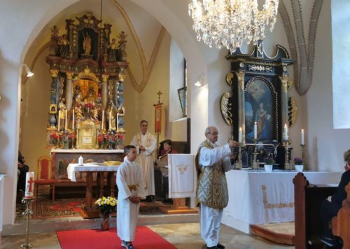 Segnung durch Dechant Msgr. Mag. Ivan Olip (Foto: Claudia Kueschnig) Segnung durch Dechant Msgr. Mag. Ivan Olip (Foto: Claudia Kueschnig)