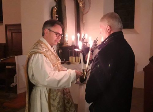 Hl. Messe zu Mariä Lichtmess in der Filialkirche Bach. Pfarrvorsteher Mag. Michael Golavčnik spendet den Blasiussegen (Foto/slika: Pfarrarchiv Neuhaus-Suha)