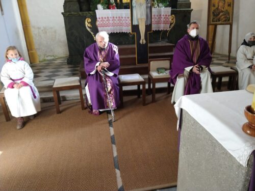 Die Feier der Hl. Messe in der Pfarrkirche (KSP).