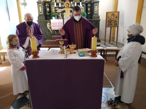 Die feier der Hl. Messe in der Fastenzeit in der Pfarrkirche (KSP).