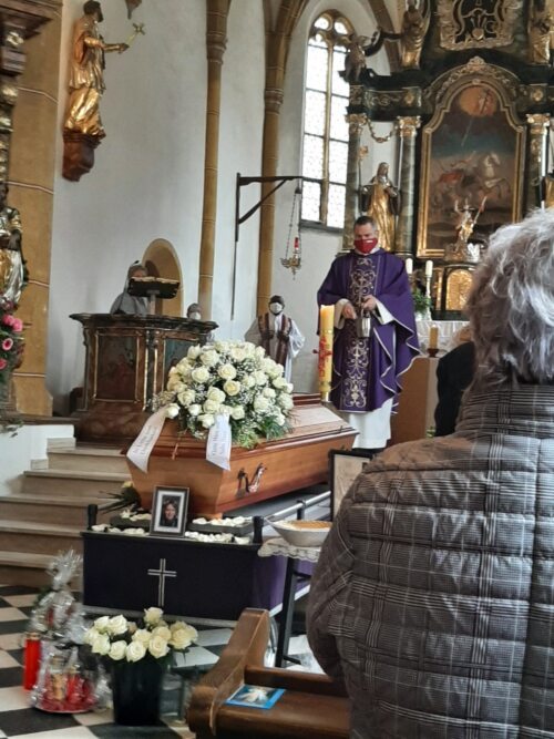 Die Feier der Hl. Seelenmesse in der Pfarrkirche (KSP).