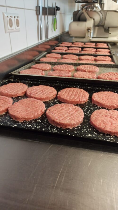 Die Burger bruzzeln schon (Foto: Christopher Wohlfahrt)
