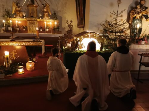 Anbetung vor der Krippe in der Pfarrkirche zu Bodensdorf um 22 Uhr (JW).