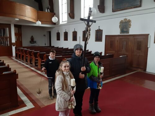 Die Leviten von heute: Ministrantenprobe in der Pfarrkirche: Anja, Timo, Fabian und Christian (JW). Die Leviten von heute: Ministrantenprobe in der Pfarrkirche: Anja, Timo, Fabian und Christian (JW).