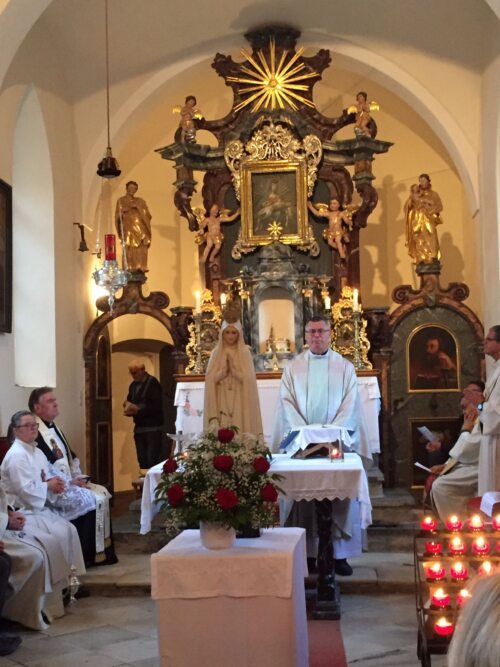 Die Wallfahrt und die Festmesse in der Marienkirche zu Freudenberg . Gestaltung die Pfarre Bodensdorf-Steindorf (JW). Die Wallfahrt und die Festmesse in der Marienkirche zu Freudenberg . Gestaltung die Pfarre Bodensdorf-Steindorf (JW).