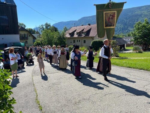 Feierliche Prozession in Steindorf (JW).