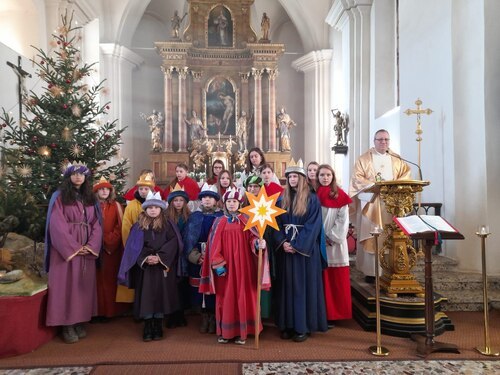 Die Sternsinger bei der Hl. Messe am 6. Jänner 2023 (Pfarre)