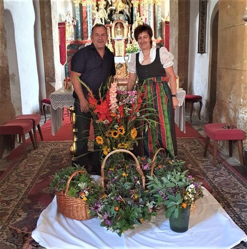 Albin und Traudi die gemeinsam mit Olga die Kräutersträuße vorbereitet haben.<br />
<em>Foto: Mischkounig O.</em> Albin und Traudi die gemeinsam mit Olga die Kräutersträuße vorbereitet haben.<br />
<em>Foto: Mischkounig O.</em>