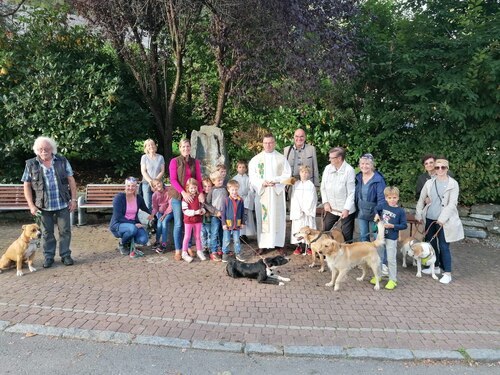 Tiersegnung am Dorfbrunnen vor der Linde zu Steindorf (JW).