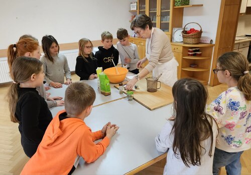 Gemeinsam Brot backen, die Erstkommunionkinder der Pfarre Welzenegg mit Edith Oprießnig (Foto: © Stromberger)