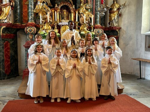 Erstkommunionkinder mit Pfarrer Sylvère Buzingo.<br />Bild: Pfarre Köttmannsdorf Erstkommunionkinder mit Pfarrer Sylvère Buzingo.<br />Bild: Pfarre Köttmannsdorf