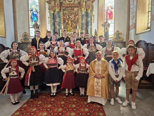 Kirchtag-Sonntag: Burschenschaft, Ministranten und Pfarrer Martin, dahinter: Hauptaltar – dargestellt ist die Steinigung des hl. Stephanus. (Bild: Sonja Kucher) Kirchtag-Sonntag: Burschenschaft, Ministranten und Pfarrer Martin, dahinter: Hauptaltar – dargestellt ist die Steinigung des hl. Stephanus. (Bild: Sonja Kucher)