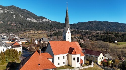 farrkirche St. Stefan mit dem neu eingedeckten Dach. (Foto: Sonja Kucher, 19.12.2025).