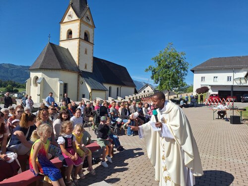 Fronleichnachsmesse am Pfraaplatz bei strahlenden Sonnenschein (Foto: Marko M.)