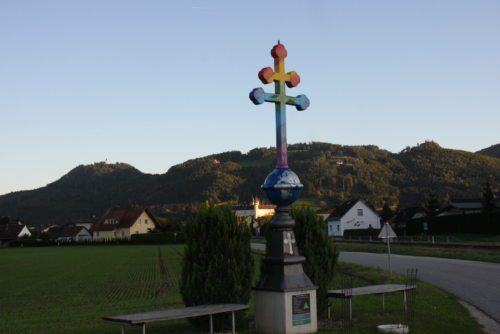 Das Benediktkreuz bildete den offiziellen Start der Wanderung (©Auer/DSG Kärnten)