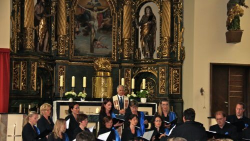 Der Kammerchor chorus anonymus mit Familienseelsorger Reinhold Ettel  (© Foto: fotogard)