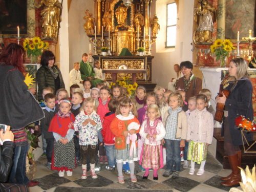 Kinder des Pfarrkindergartens samt Betreuerinnenteam (© Foto: Monika Wagner)