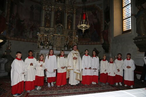 Pfarrer Michael mit der Sagritzer Ministrantenschar (Heidi Schober)