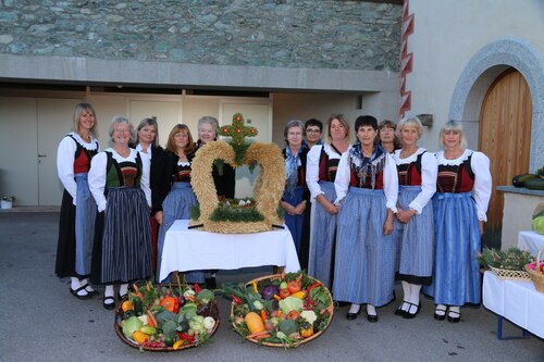 Die katholischen Frauen Großkirchheim mit der Erntekrone (Heidi Schober)